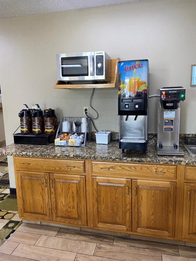 فندق Super 8 By Wyndham Independence Ia المظهر الخارجي الصورة
