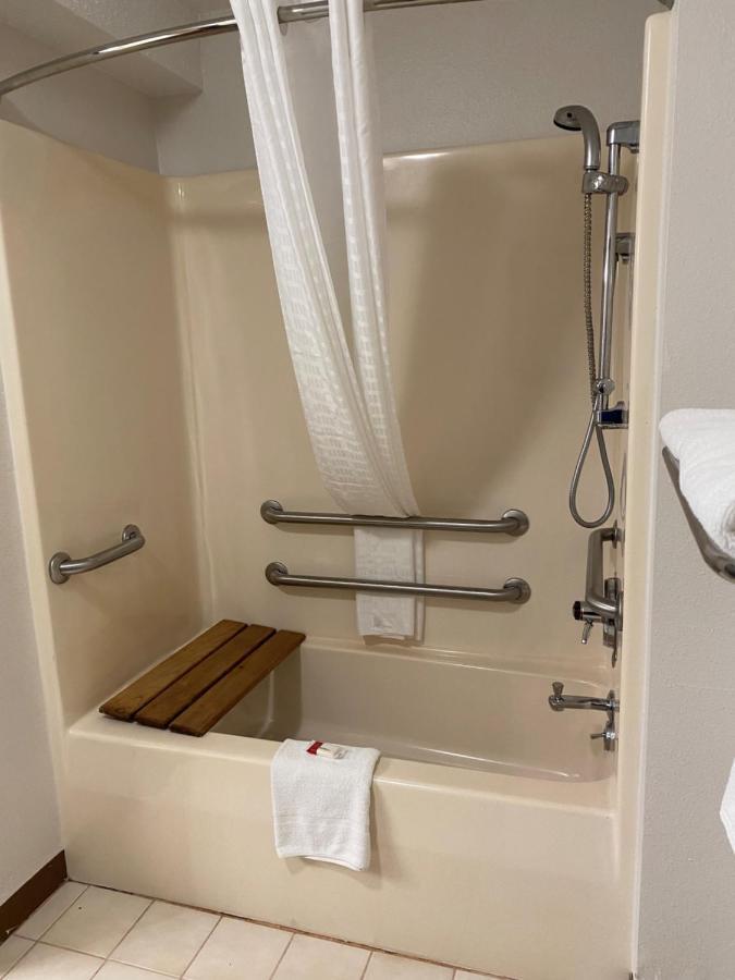 فندق Super 8 By Wyndham Independence Ia المظهر الخارجي الصورة