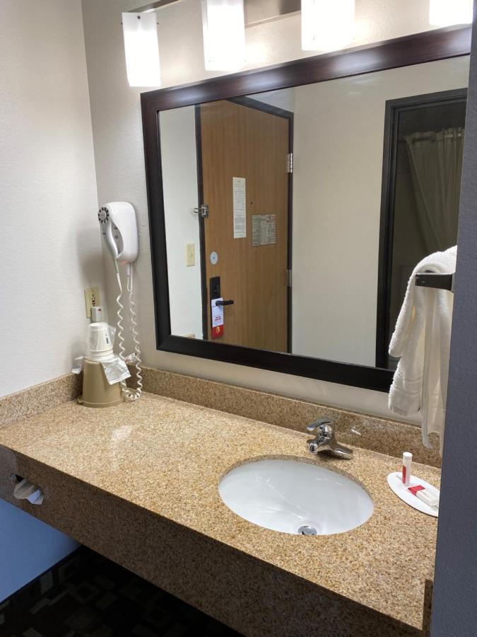 فندق Super 8 By Wyndham Independence Ia المظهر الخارجي الصورة