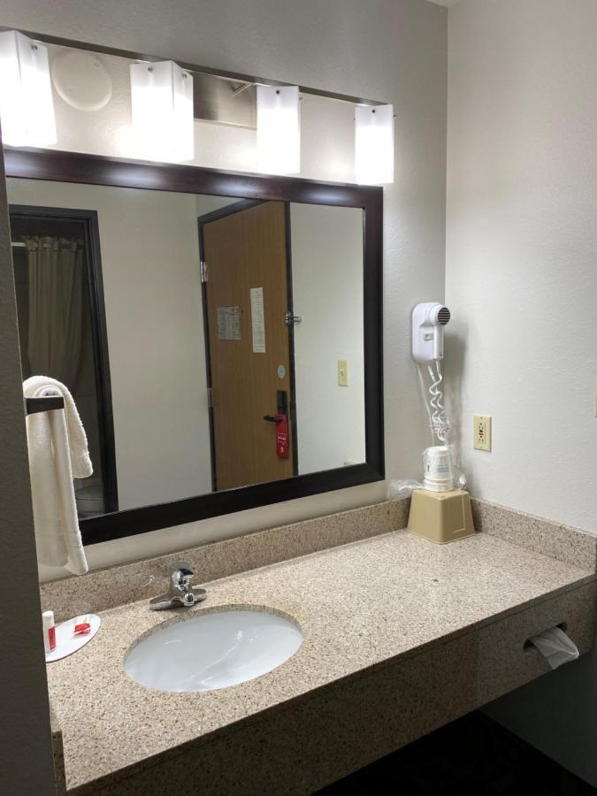 فندق Super 8 By Wyndham Independence Ia المظهر الخارجي الصورة