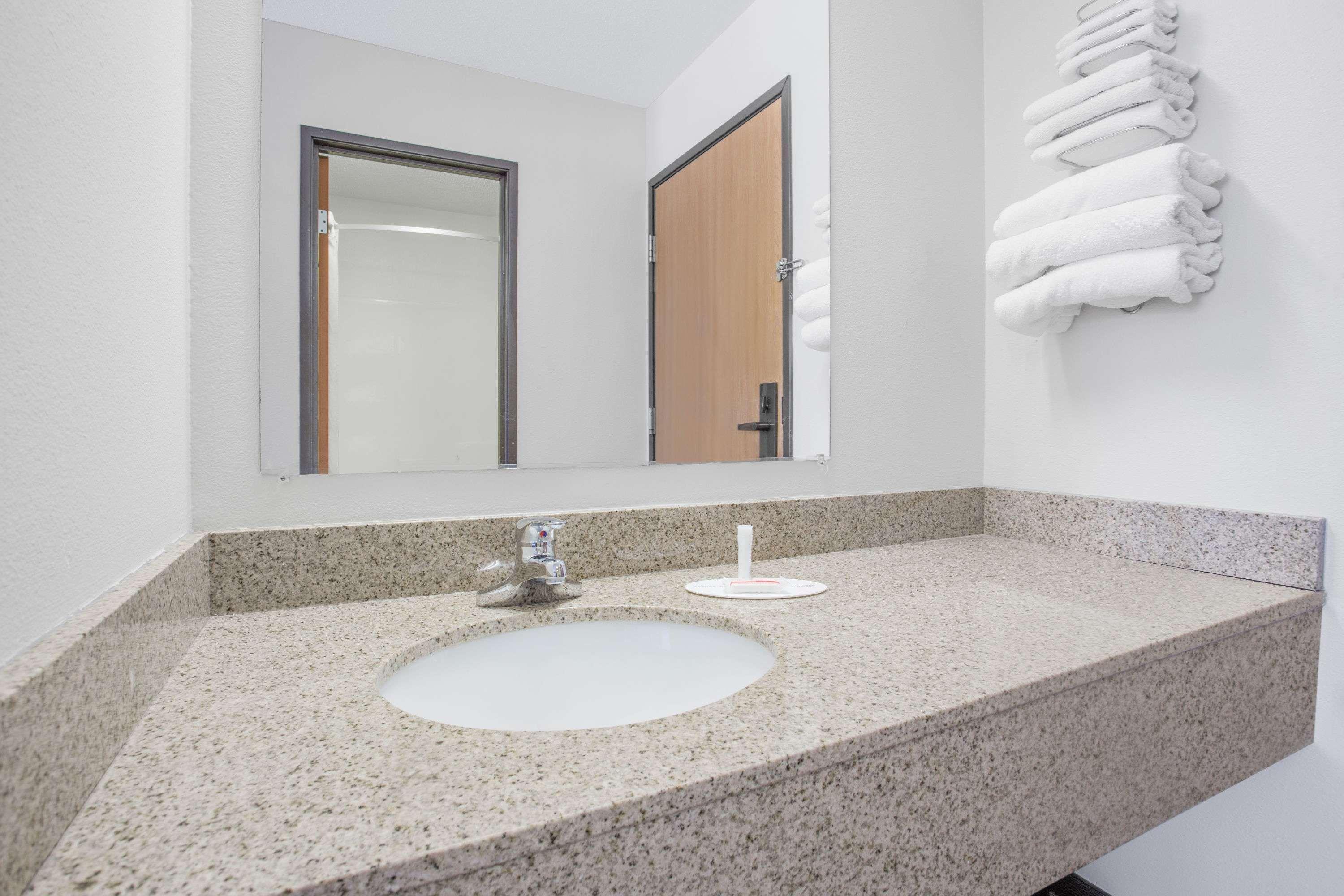 فندق Super 8 By Wyndham Independence Ia المظهر الخارجي الصورة